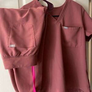 Figs M one pocket top, M bottom jogger Mauve in color!